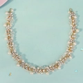 Diadema de novia dorada con perlas blancas y cristales sobre fondo azul claro - Dorado