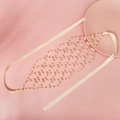 Handgefertigtes Braut-Haarband mit weißen Perlen und Goldnetz auf rosa Hintergrund - Goldener weicher Perlen-Haarreif-Stil