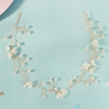 Diadema de flores de resina y perlas blancas hechas a mano con alambre dorado para novia - Estilo Flor y Perla (HS-J7337G)