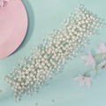 Elegante bruidshaarband met witte parels en zilverdraad op lichtgroene ondergrond - Handgemaakte Parel Blad Stijl (HS-J7333S)