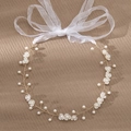 Tocado de novia artesanal con flores blancas, perlas y cintas de lazo de organza - Estilo de Perla con Lazo de Organza 35CM (HS-J6989G-35CM)