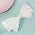 Detalle de la gran lazada de novia en satén blanco con elegante textura sedosa - Pinza de Pelo de Lazo Blanco (HS-J7357W)
