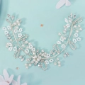 Detailansicht eines Brauthaarbands mit weißen Perlen und funkelnden Blumenkristallen - Romantischer Floraler Handgewebter Stil (HS-J7363S)