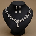 Elegantes silbernes Hochzeits-Schmuckset mit Strass-Halskette und passenden Tropfenohrringen - Silberner Zweigstil (NS-J6482S)