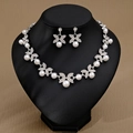 Silbernes Brautschmuck-Set mit Schleifen, Straßsteinen und Perlen auf schwarzer Büste - Silber Bogen Stil(NS-J6485S)