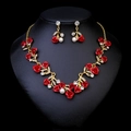 Elegantes Brautschmuck-Set mit roten Rosen, Perlen und Kristallen auf Gold-Finish - Goldener Rote Rose Stil (NS-J6490)