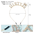 Dimensioni dettagliate del cerchietto con strass dorati 'Dirty 30' per il 30 compleanno - Oro