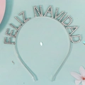 Detailansicht des silbernen Haarreifs mit glitzerndem Feliz Navidad Schriftzug - Silber Feliz Navidad