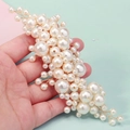 Dettaglio di pettine per capelli da sposa con perle bianche e filo d'oro fatto a mano - Stile Fermaglio