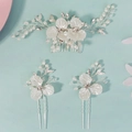 Dettaglio dei fermagli per capelli da sposa con fiori bianchi e perle a mano - Set pettine per capelli (HS-J7379S) / Argento