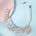 Dettaglio di un cerchietto in oro rosa con lettere di strass SHOPBEADINGBOSS e coroncina - 50 & Fabulous / Oro Rosa 50