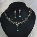 Vintage Brautschmuck-Set in Gold mit smaragdgrünen Strasssteinen und Perlenakzenten - Goldener Grüner Tropfenstil (NS-J6482GGREEN)