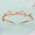 Dettaglio di cerchietto da sposa dorato con perle, cristalli e motivi di fiori e foglie - Oro