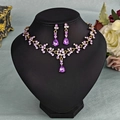 Elegantes Brautschmuck-Set in Gold mit lila Strasssteinen inklusive Kette und Ohrringe - Violetter Luxusstil (NS-J6482GP)