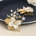 Dettaglio pettine per capelli con fiori bianchi perle e foglie dorate da sposa - Stile Pettine (HS-J3110) / 1 Pezzo