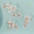 Dreiteiliges Set weißer Tüll-Blumen-Haarspangen mit Strasssteinen für Brautfrisuren - Weißes Blumen-Haarspangen-Set (HS-J7353G)