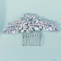 Détail macro d'un peigne à cheveux floral argenté avec des zircons brillants taille marquise - Style Fleur Botanique à 10 Dents (HS-J7423S) / Argent