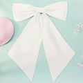 Detalle de un gran broche de lazo de tela blanca con cintas para decoración de vestidos - Talla única / Blanco