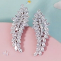 Dettaglio di orecchini a foglia con zirconi marquise incastonati e finitura in argento lucido - Set da 2 / Argento