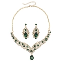 Nahaufnahme von vergoldetem V-Halsketten und Ohrring-Set mit grünen Tropfenkristallen - Stil Mit Halben Grünen Diamanten (NS-J6503GHG)