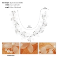 Detalle de flores de tela blanca y perlas de imitación en una diadema de novia hecha a mano - Diadema de Pelo de Tul Blanco Flores Perla Artificial (HS-J7410S)