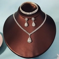 Elegante conjunto de joyas plateadas con cristales de pera, collar y pendientes - Collar + Pendientes + Pulsera