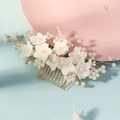 Pettine per capelli da sposa con fiori bianchi in resina e perle su sfondo pastello tenue - Pettine per Capelli con Fiore e Perla Singolo (HS-J7447G)