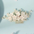 Eleganter Braut Haarkamm mit handgemachten Resinflumen, Perlen und Golddraht Details - Weißer Blumen Perlen Stil (HS-J7447G)