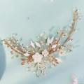 Cerchietto da sposa fatto a mano con fiori in tessuto bianco e perle dorate - Nuova Fascia per Capelli a Fiori (HS-J7412G)