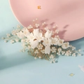 Elegante pettine per capelli con fiori bianchi perle e filo dorato per acconciature - Set di Forcine con Fiori e Perle (HS-J7448G)