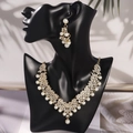 Dettaglio del set di gioielli da sposa dorati con strass luccicanti e perle eleganti - Stile Oro Perla Artificiale (NS-J6524GPL)