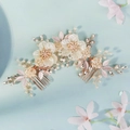 Set di pettini da sposa con fiori di conchiglia bianchi, perle e cristalli dorati - Floreale Bianco (HS-J7414G)