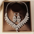 Dettaglio del set gioielli da sposa color argento con strass bianchi in scatola marrone - Stile Argento (NS-J6524S)