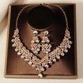 Dettaglio di un set di gioielli da sposa di lusso con cristalli su un supporto espositivo - Stile Oro (NS-J6524G)