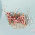 Pettine per capelli dorato fatto a mano con fiori rosa e perle bianche per matrimoni - Fiore Rosa (HS-J7417GPINK)