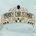 Detalle de corona navideña dorada con cristales verdes y letras de MERRY CHRISTMAS incrustadas - Estilo de Diamante Verde (TS-J3436GHG)