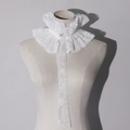 Detailopname van de witte kanten ruches en borduursels op deze Victoriaanse jabot-kraag - Wit