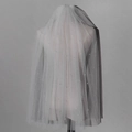 Eleganter weißer Brautschleier mit Perlen auf einer Schaufensterpuppe für Hochzeiten - Weißer Perlenstil (HS-J7433)