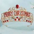 Detalle de la corona dorada con brillantes rojos de Merry Christmas para fiesta navideña - Estilo de Diamante Rojo (TS-J3436GHRED)