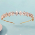 Dettaglio ravvicinato di una tiara dorata con motivi floreali di zirconi brillanti - Stile Grappolo Floreale (TS-J3433G)