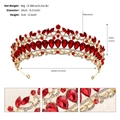 Detailansicht der Brautkrone mit roten Strasssteinen und goldenem Filigran-Design - Gold + Roter Strass (TS-J3208GRED)