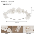 Dettaglio di cerchietto da sposa con fiori di ceramica bianca e perline di cristallo - Bianco