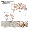 Dettaglio del cerchietto da sposa con fiori rosa, strass e orecchini con nappe - Oro (TS-J3324G)