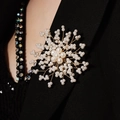 Broche perle flocon de neige faite main sur le revers d'un costume noir chic - Broche Perle Flocon de Neige (BRS-J401)