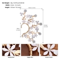 Détail du bijou d'oreille floral fait main en or et blanc avec fil de cuivre et cristaux - Or