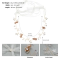 Dettaglio fascia da sposa con fiori, cristalli bianchi, pizzo e finitura in filo d'oro - Stile Floreale Fatto a Mano Oro (HS-J7126G)