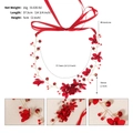 Dettaglio dei fiori in tessuto rosso e perline di cristallo su una fascia sposa 37,5 cm - Stile Floreale Rosso (HS-J6652RED)