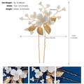Macro-opname van bruidshaarspeld met witte kleibloemen, gouden bladeren en strass - Gouden Florale Stijl (HS-J6706G) / Goud HS-J6706G