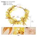 Détails de la couronne de fleurs jaunes avec feuilles de fougère et ruban en mousseline - Jaune