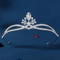 Elegante silberne Brautkrone mit tropfenförmigem Zirkon und funkelnden Strasssteinen - Wassertropfen Zirkon Stil (TS-J3353S)